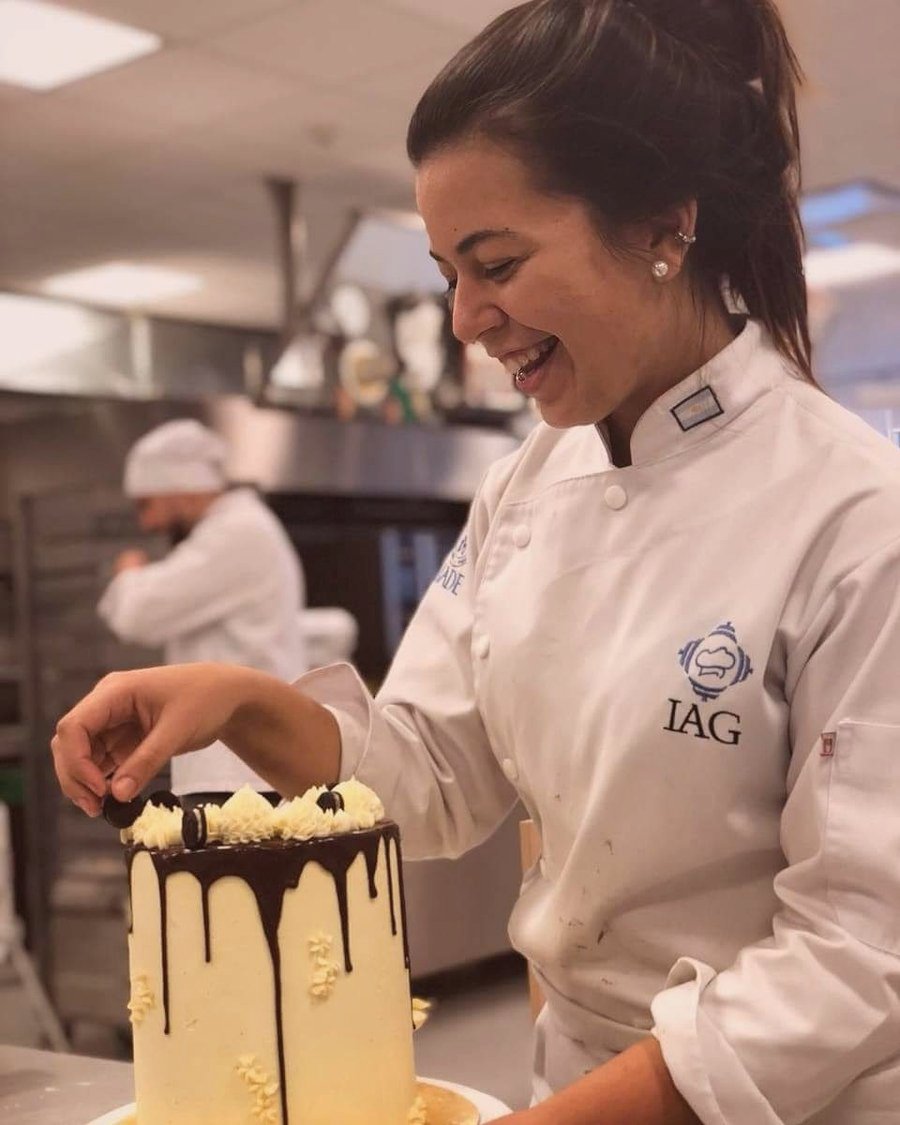 Gime Burello decorando una torta